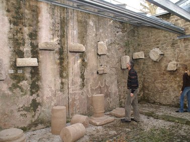 Innenhof: Steindenkmäler