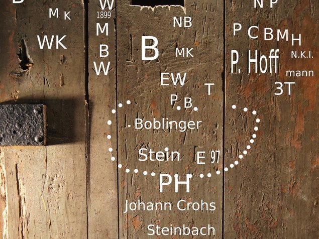 Einritzungen in der Zellentür