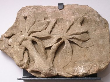 Spätantikes Relief mit Darstellung eines Baumes, Abteibereich