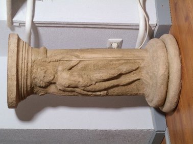 1883 beim Hausbau in Tholey eine gut erhaltene Bacchussäule gefunden.