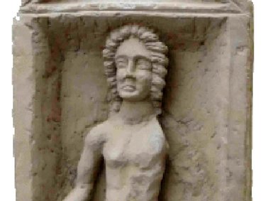 Apollo-Statue: Beim Ausheben von Fundamentgräben zum Bau einer Garage neben einem Wohnhaus in Tholey stieß man  1996 im Aushub auf ein 42 auf 23 cm großes gut erhaltenes Relief.