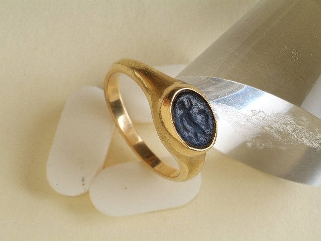 Goldring mit Glaspaste und figürlicher Darstellung