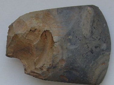 Steinbeile und Klopfstein aus der Jungsteinzeit