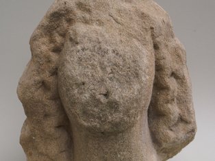 Verkündigungsengel vom Portal der Abteikirche, heute im Chor der Kirche, 13. Jh.