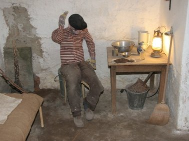 Kellergeschoss:	Historisches Gefängnis