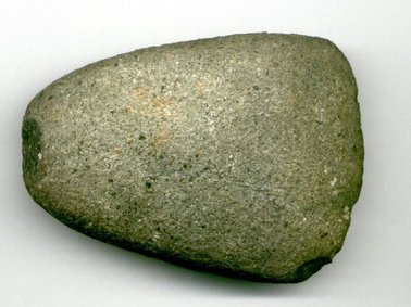 Steinbeile und Klopfstein aus der Jungsteinzeit