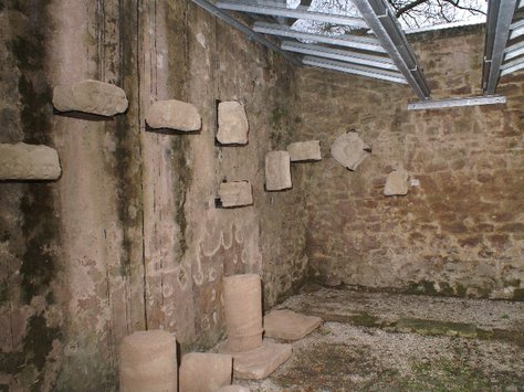 Blick in die Spoliensammlung im ehemaligen Gefängnishof