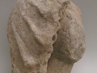 Verkündigungsengel vom Portal der Abteikirche, heute im Chor der Kirche, 13. Jh.