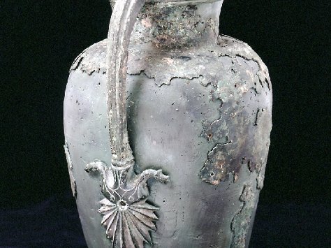 Etruskische Bronzeschnabelkanne aus dem Grab