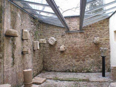 Innenhof: Steindenkmäler