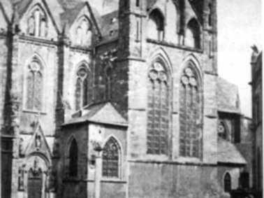 Fig 2: Der Dom zu Wetzlar, an dem die Architektur-Photogrammetrie im September 1858 erfunden wurde. Meydenbauer selbst kennzeichnete die Stelle,  von der er beinahe herunter gefallen wäre, mit einem Pfeil.