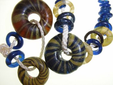 Glasperlen aus einem spätlatène-zeitlichen Grab aus Hasborn, um 70 v.Chr