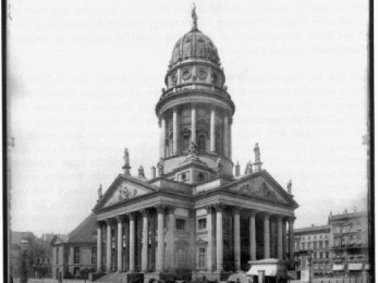 Fig. 4: Der französische Dom in Berlin. Eine von Meydenbauers experimentellen Fotographien aus 1882 (40 x 40 Zentimeter). 100 Jahre später, zwischen 1977 und 1982, wurde das Bild für die Rekonstruktion der Kirche verwendet, die während des Zweiten Wel