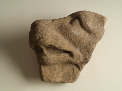 Reliefschmuck, Hundekopf