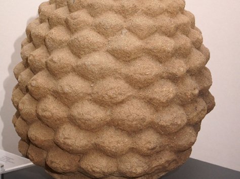 Der Pinienzapfen krönte einst den Grabpfeiler